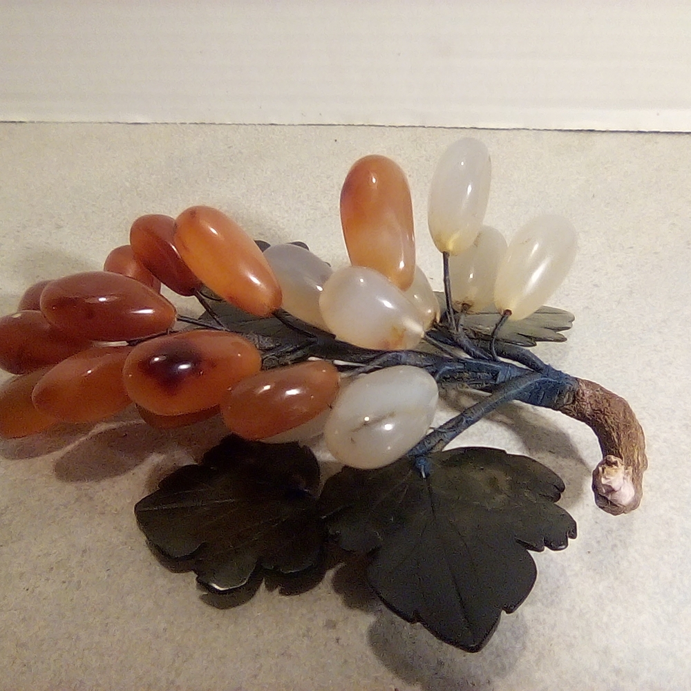 Vintage Chinese Hand Carved Natural Stone Jade Carnelian Agate Grapes #A-3